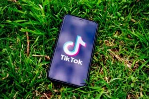 Karangan Kelebihan dan Keburukan Media Sosial
